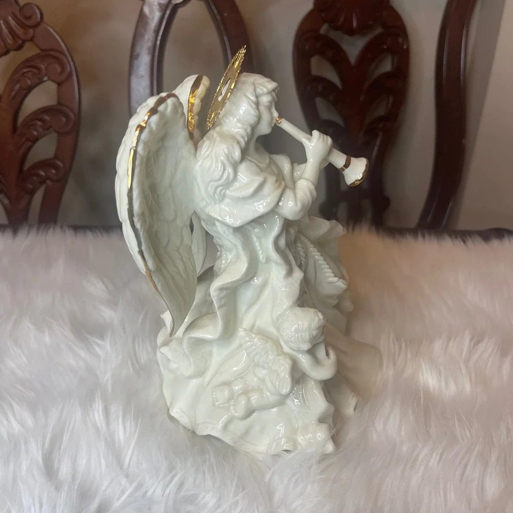 Vintage Dillard's Trimmings Musical Porcelain Angel Figurine 24KT Accents w/ Box